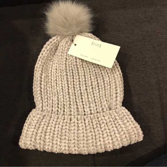Jules Kaye NWT Pom Pom knit hat. Soft light grey hat with a vegan fur Pom Pom. - Picture 2 of 5